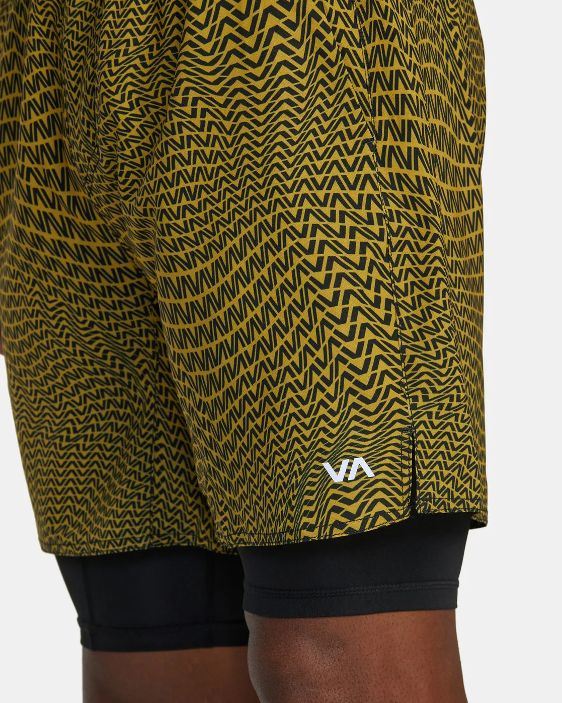 Yogger Train 2-In-1 17" Workout Shorts - Motif Golden